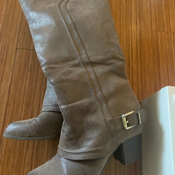 Size 9 light brown below the knee boots with buckle detail - Picture 7 of 10